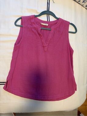 Lucky Brand Sleeveless Split V-Neck Tank in Magenta